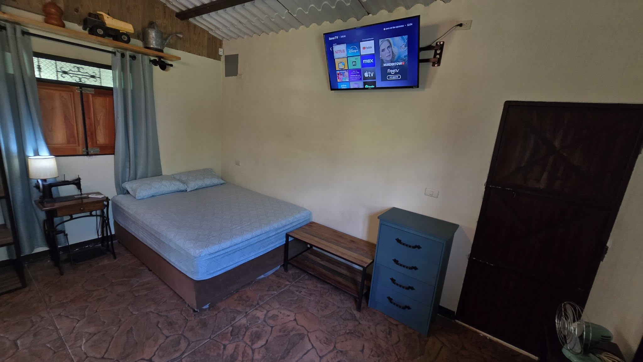 Habitación - Cama con TV